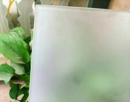 Kaca Frosted Artistik / Putih Susu Digunakan untuk Pembagian Kamar Mandi dengan Privasi yang Baik