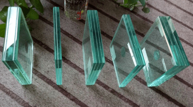 Kaca lapis: produk kaca tahan lama yang terbentuk dengan mengikat beberapa lapisan dengan lapisan antar yang kuat.