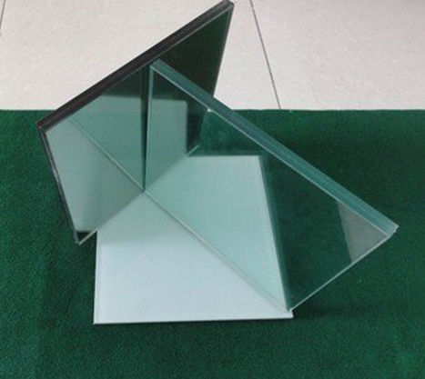 Kaca lapis: produk kaca tahan lama yang terbentuk dengan mengikat beberapa lapisan dengan lapisan antar yang kuat.