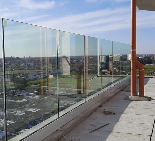 4.38-40.28mm Kaca Tempered Laminated Bening yang Diperkuat PVB/SGP, Kaca Tempered Buram, Kaca Tempered Etsa Asam, Kaca Insulasi, Kaca Laminated untuk Dinding Pagar, Railing, Guardrail